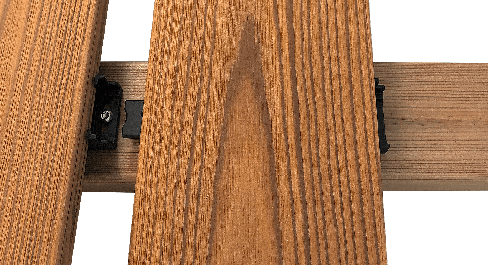 Detailaufnahme des Clippers auf einer Holzunterkonstruktion mit Holzdielen