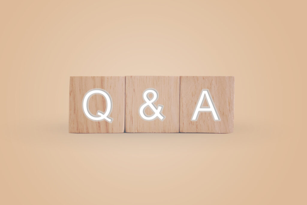 Die Buchstaben "Q" "&" "A" auf Holzwürfeln