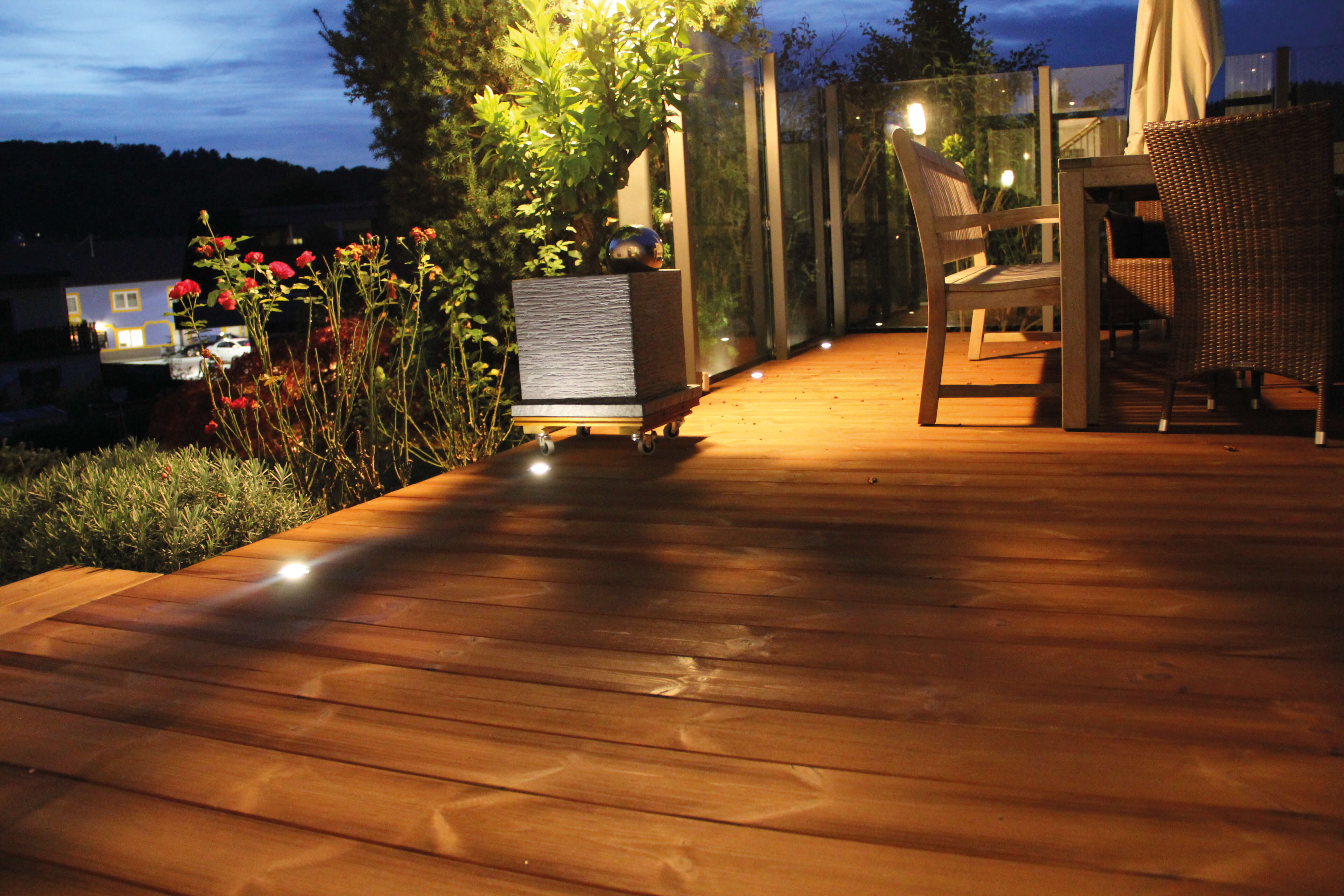 Romantische Ambienteansicht einer Thermo-Kiefer Terrasse bei Nacht mit Beleuchtung